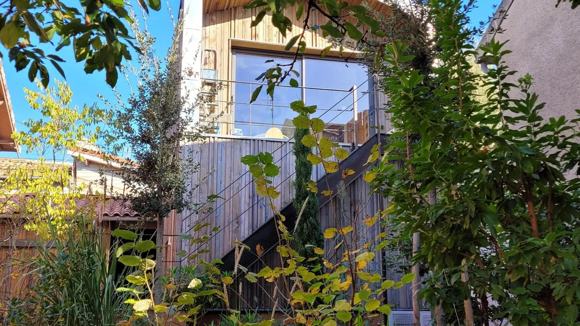 Maison Coloree Dans Un Jardin Gaillac