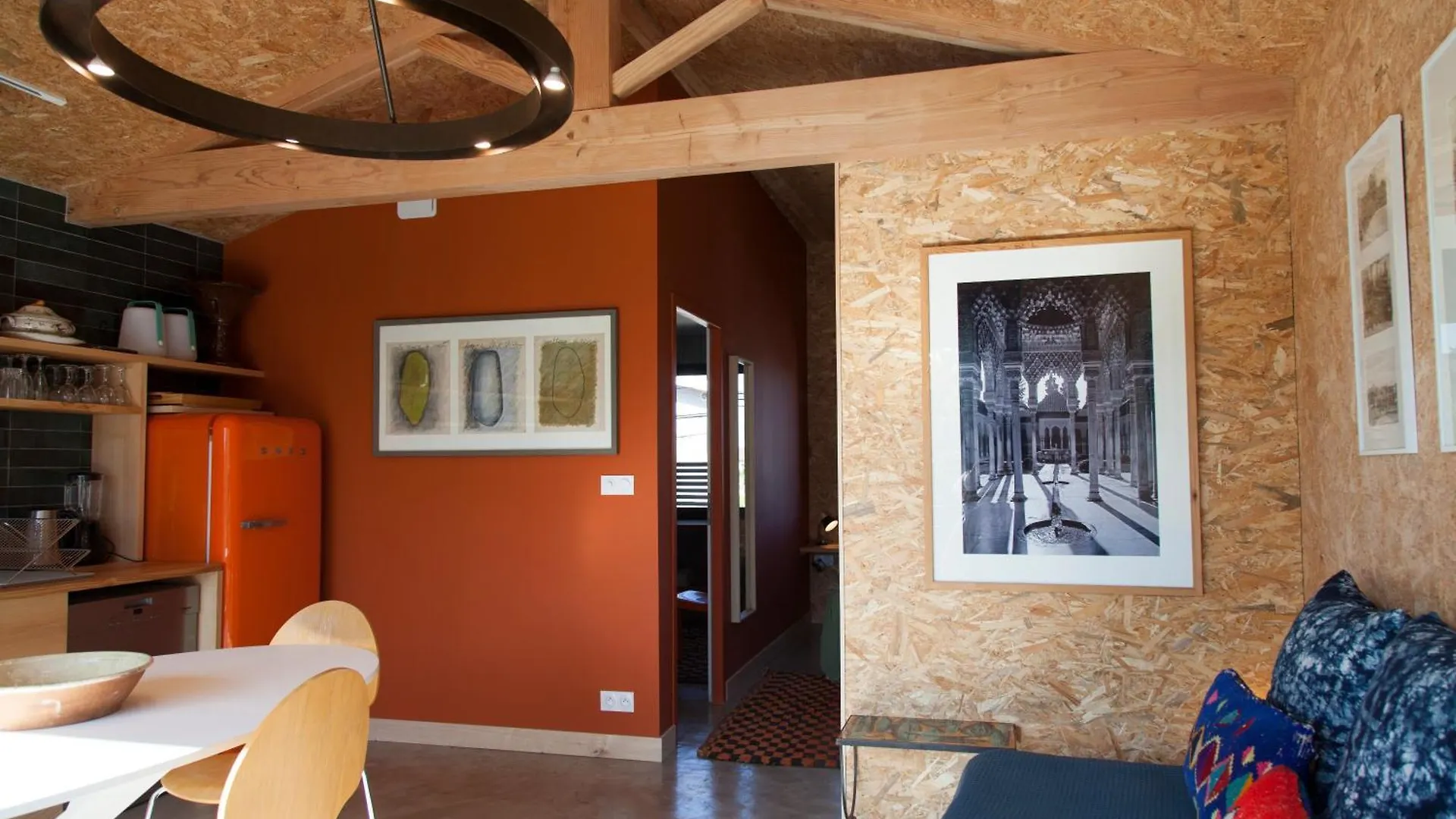 Maison Coloree Dans Un Jardin Gaillac
